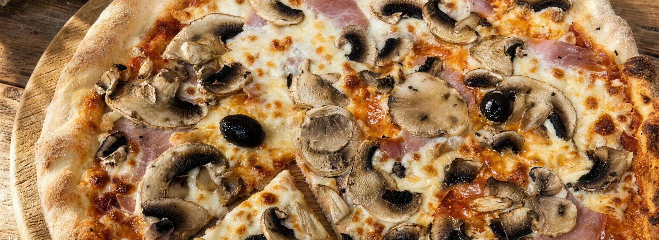 Une pizza du Clos de l'Abbaye, jambon, champignons et olives