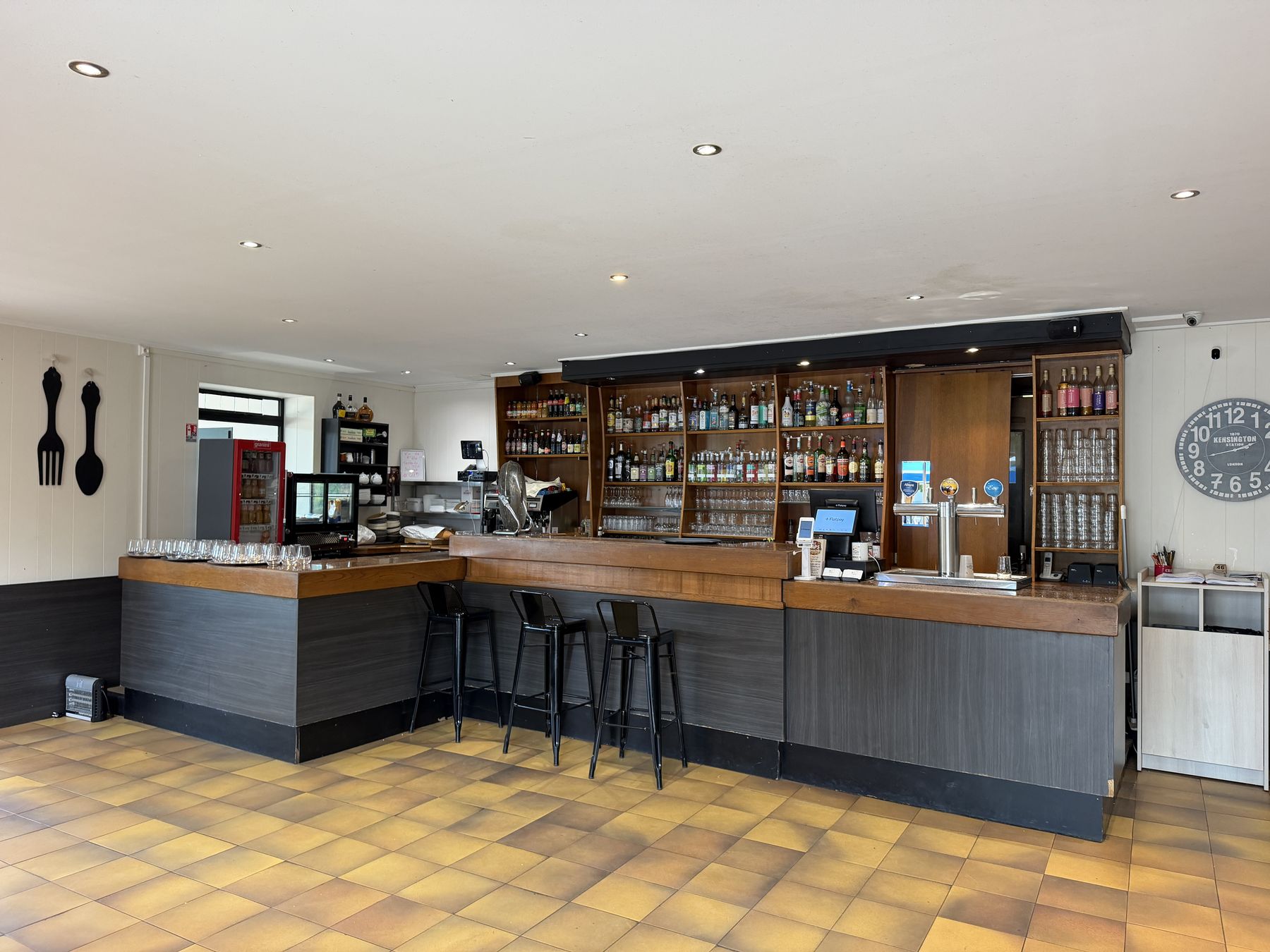 Le comptoir du bar du Clos de l'Abbaye, ses tabourets et ses tireuses