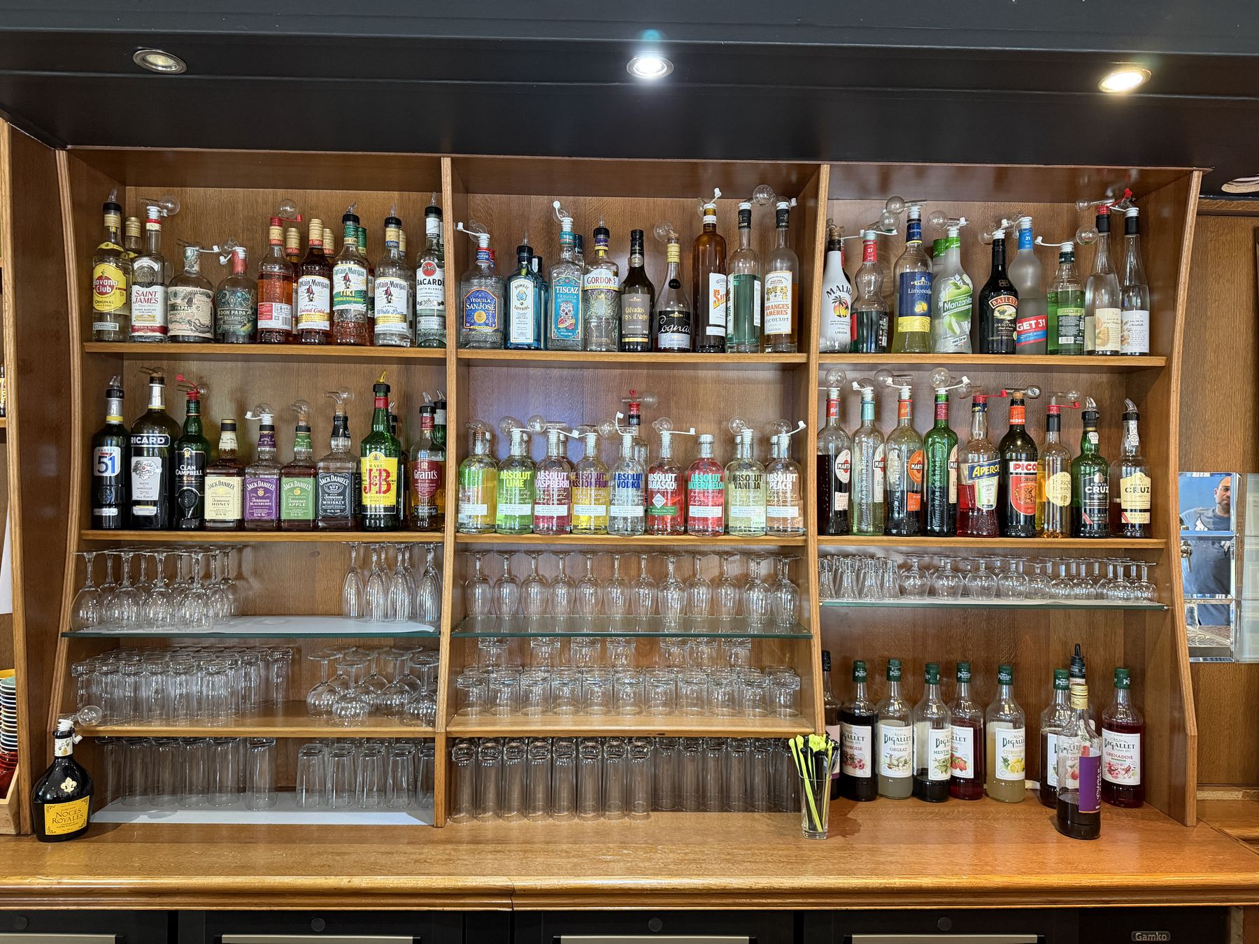 L'étagère du bar et sa sélection de bouteilles