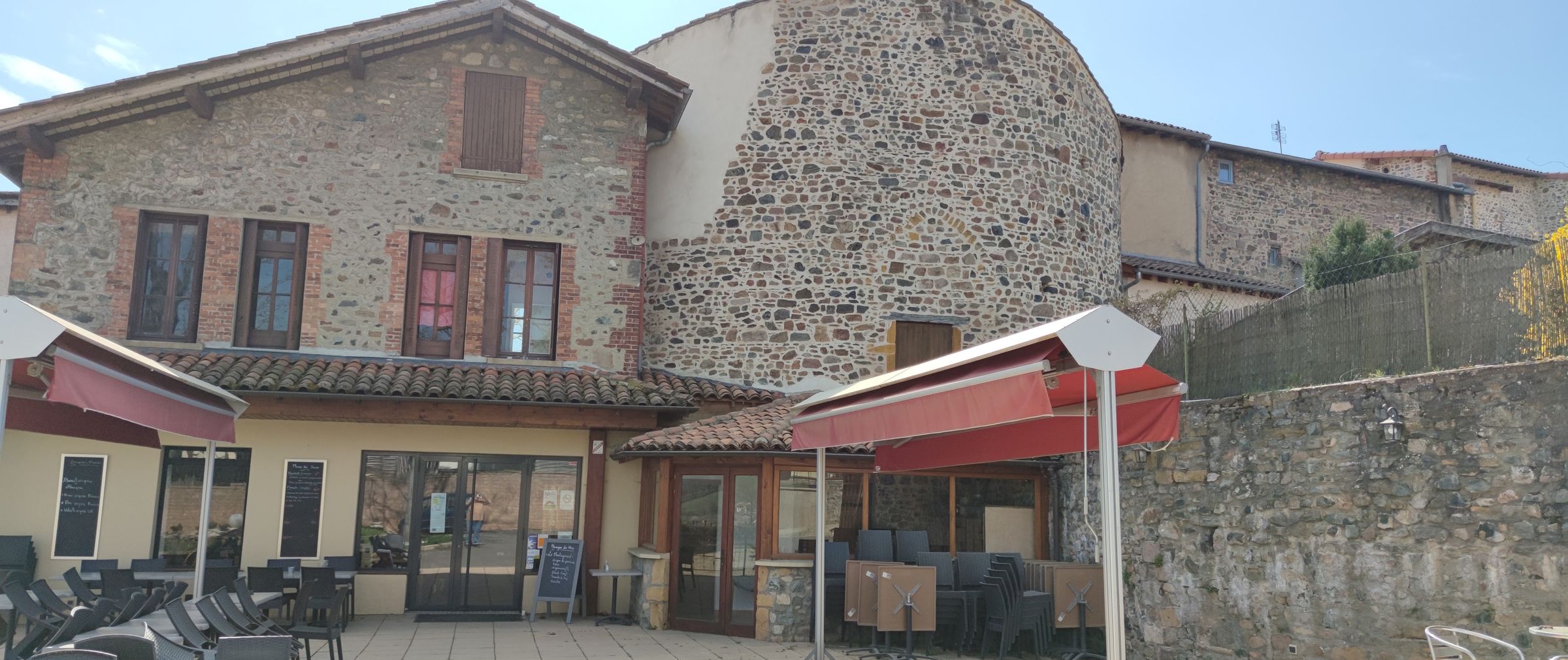 La façade et la terrasse du Clos de l'Abbaye