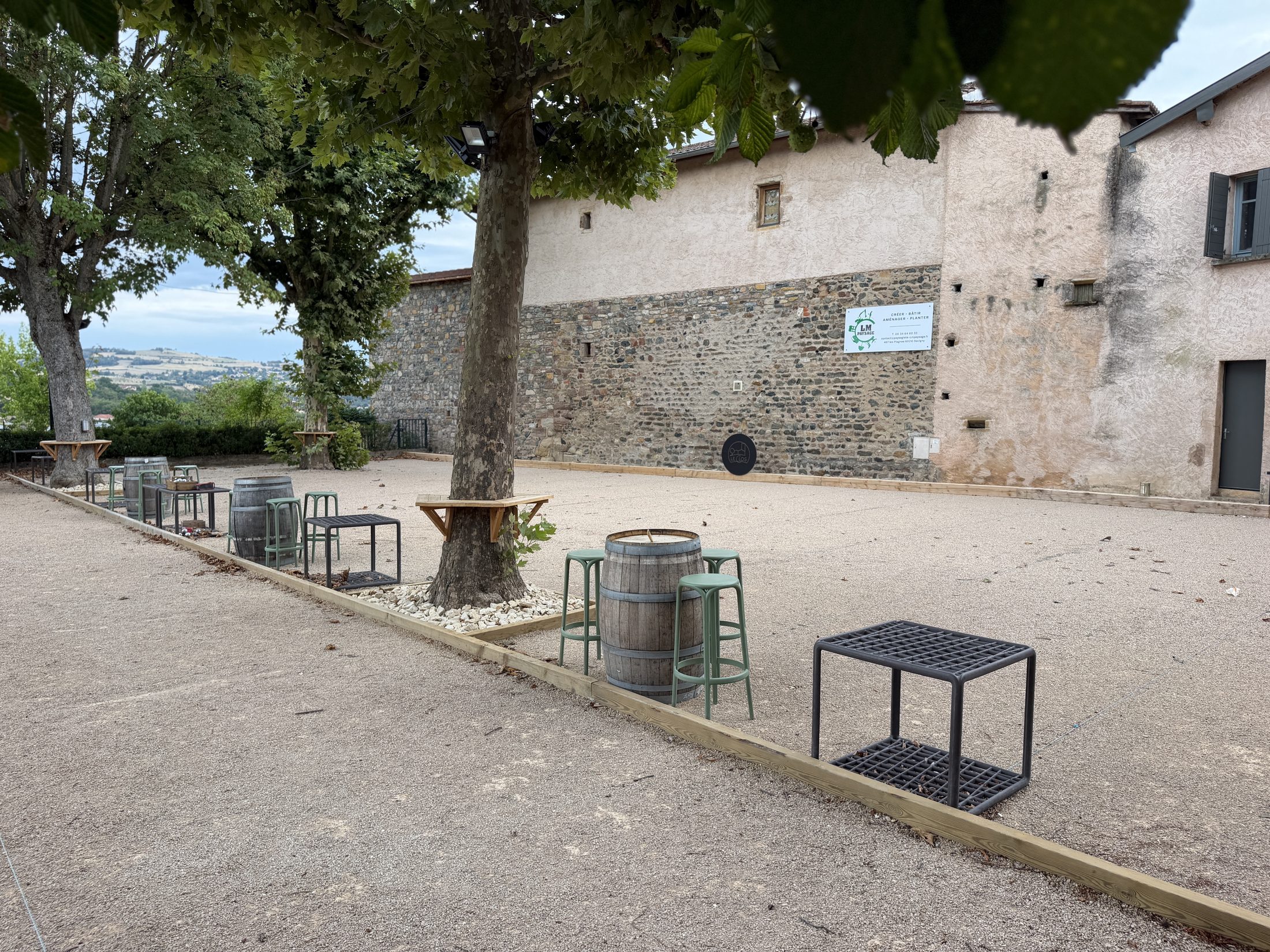Le terrain de pétanque du Clos de l'Abbaye, le long du mur de l'ancienne abbaye