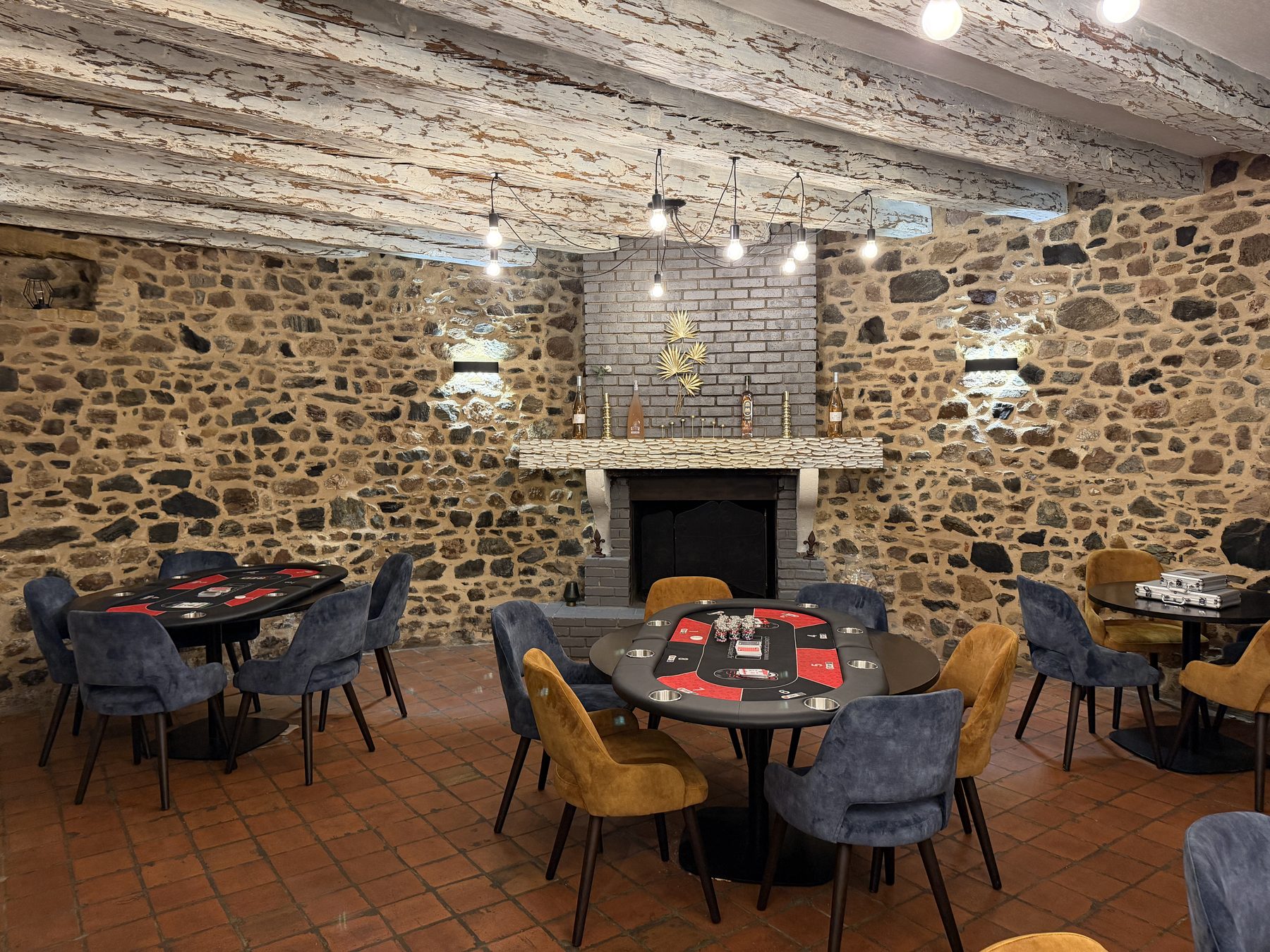 La salle de jeu du Clos de l'Abbaye et ses tables de poker
