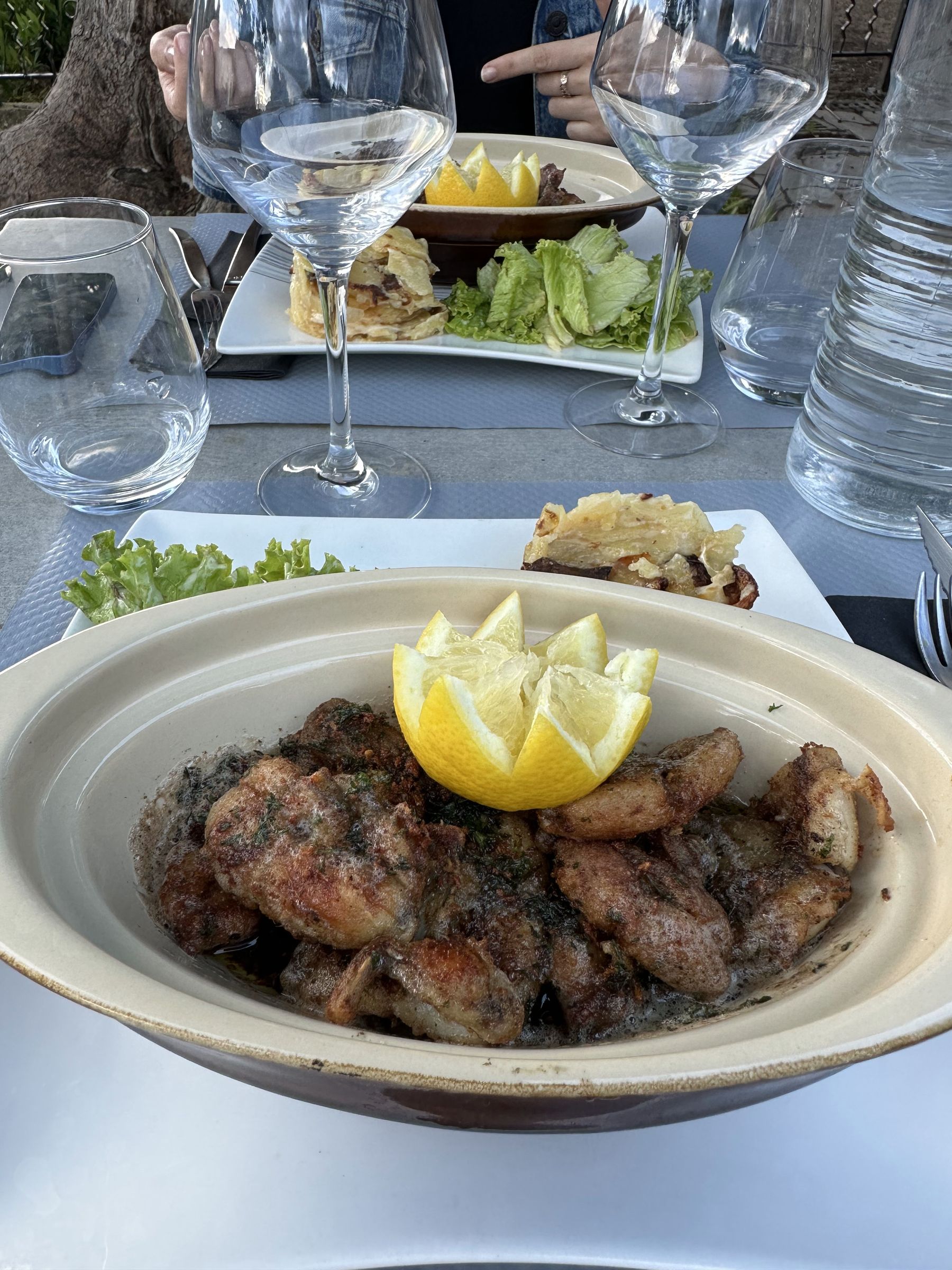 Une table dressée en terrasse