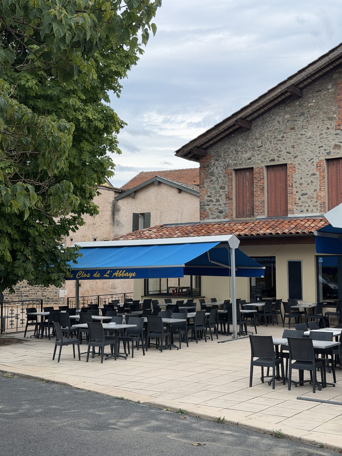 La terrasse du Clos de l'Abbaye en soirée, un soir de concert